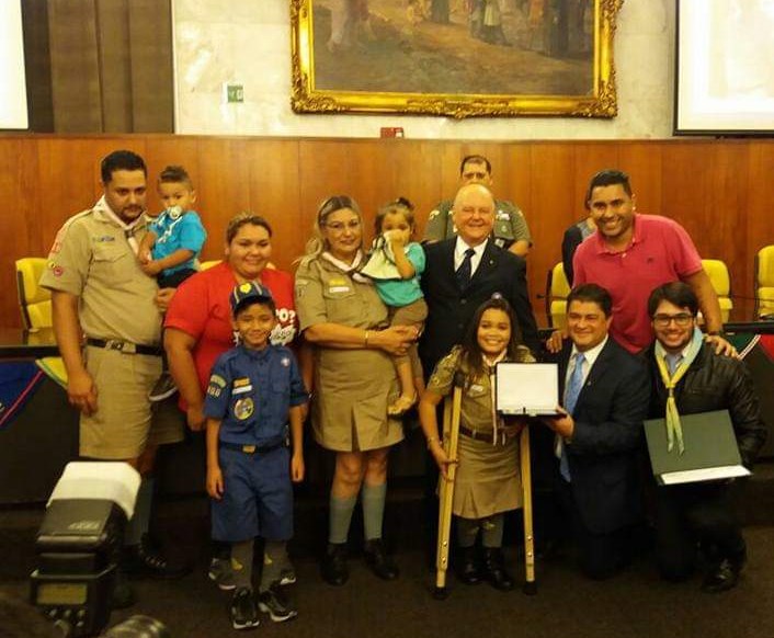 Medalha recebida pela família